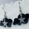 Boucles d'oreilles argentées, nuages noirs et étoiles.