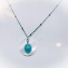 Collier mi long acier inoxydable et nacre, médaillon turquoise.