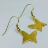 Boucles d'oreilles dorées papillons.