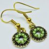Boucles d'oreilles dorées et vertes.