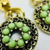 Boucles d'oreilles dorées et vertes. – Image 2