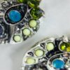 Boucles d'oreilles argentées vertes et bleues. – Image 2