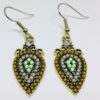 Boucles d'oreilles argentées et dorées, kakis, vertes et grises.