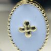 Collier sautoir plaqué or doré, médaille ronde doré et médaille blanche croix plaqué or. – Image 2