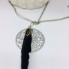 Alix: Collier sautoir argenté et plume noire