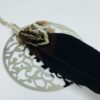 Alix: Collier sautoir argenté et plume noire – Image 2