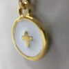 Nina: Collier plaqué or doré, pendentif croix époxy et 2 médailles dorées – Image 2