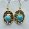 Boucles d'oreilles dorées et turquoise.