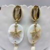 Camille : Boucles d'oreilles dorées et nacre blanche et coquillages – Image 3