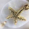 Camille : Boucles d'oreilles dorées et nacre blanche et coquillages – Image 2