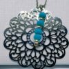 Collier sautoir argenté filigrane et perles en verre bleues turquoise.