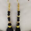 Juliette : Boucles d’oreilles dorées, pompon noir et perles en verre. – Image 2
