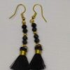 Juliette : Boucles d’oreilles dorées, pompon noir et perles en verre. – Image 5