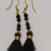 Juliette : Boucles d’oreilles dorées, pompon noir et perles en verre. – Image 6