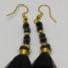 Juliette : Boucles d’oreilles dorées, pompon noir et perles en verre.