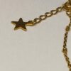 Noa: Bracelet doré avec un médaillon blanc et une étoile – Image 4