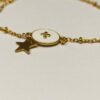 Noa: Bracelet doré avec un médaillon blanc et une étoile – Image 7