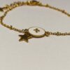 Noa: Bracelet doré avec un médaillon blanc et une étoile – Image 6