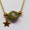 Luna: Collier sautoir doré et pierre naturelle verte