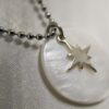 Sophie : Collier sautoir argenté avec sequin en nacre naturelle et étoile – Image 4