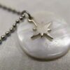 Sophie : Collier sautoir argenté avec sequin en nacre naturelle et étoile – Image 3