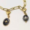 Carmen: Bracelet doré grosse maille, breloques nacre naturelle, résine et verre. – Image 6