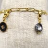 Carmen: Bracelet doré grosse maille, breloques nacre naturelle, résine et verre.