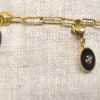 Carmen: Bracelet doré grosse maille, breloques nacre naturelle, résine et verre. – Image 2
