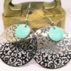 Chiara: Boucles d'oreilles argentées filigrane fin et résine vert d'eau.