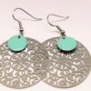 Chiara: Boucles d'oreilles argentées filigrane fin et résine vert d'eau. – Image 2