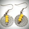 Ingrid : Boucles d'oreilles filigrane fin et perles en verre jaunes. – Image 2