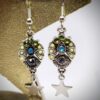 Boucles d'oreilles argentées vertes et bleues.