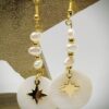Sandy: Boucles d’oreilles dorées nacre et perles d’eau douce