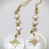 Sandy: Boucles d’oreilles dorées nacre et perles d’eau douce – Image 2