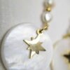 Sandy: Boucles d’oreilles dorées nacre et perles d’eau douce – Image 3