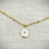 White: Collier court doré et médaille blanche et dorée
