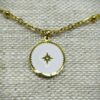 White: Collier court doré et médaille blanche et dorée – Image 2