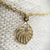 Shilo: Collier court doré sequins et feuille fine – Image 2