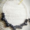 Perle: Boucles d'oreilles créoles argentées perles en verre noires. – Image 2