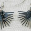 Sun: Boucles d’oreilles argentées soleil et perles en verre noires. – Image 2