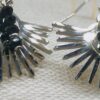 Sun: Boucles d’oreilles argentées soleil et perles en verre noires. – Image 4