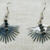 Sun: Boucles d’oreilles argentées soleil et perles en verre noires.